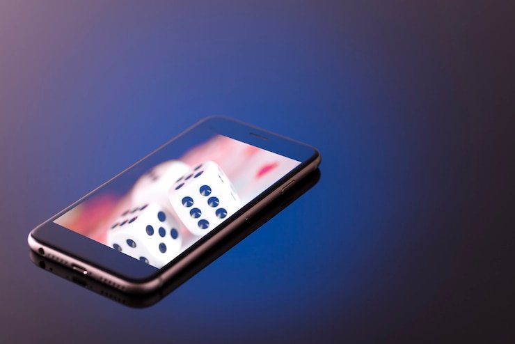 Seorang pengguna santai menggunakan aplikasi betting di smartphone dalam suasana malam Jakarta